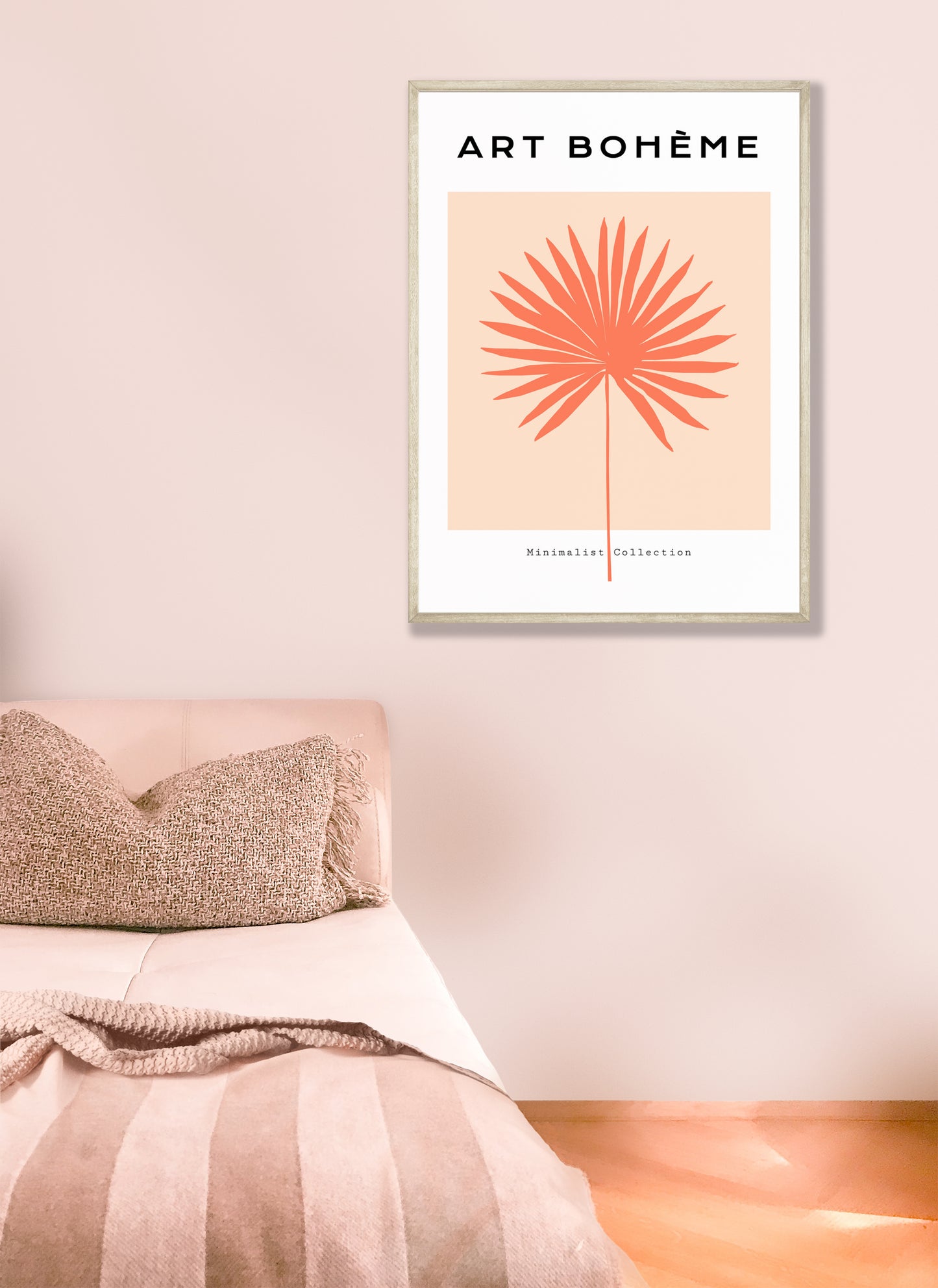 Vrolijke poster met oranje palmblad tegen een beige achtergrond. Deze grafische illustratie zorgt voor een warme sfeer in iedere woonruimte. Abstract Art Boheme Palm Leaf Poster in achtergrond.